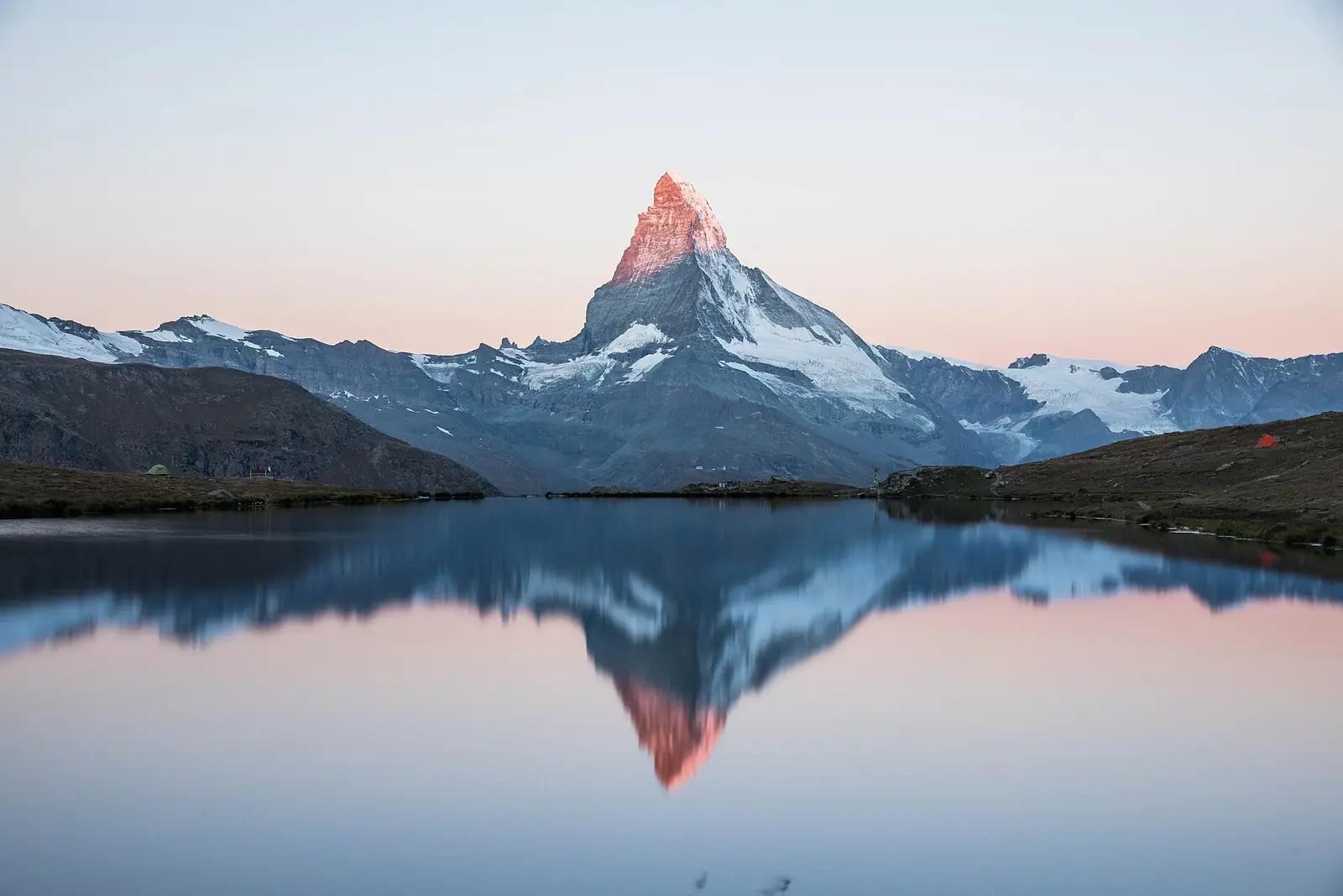 Das Matterhorn im ersten Morgenlicht, gespiegelt im Stellisee bei Zermatt