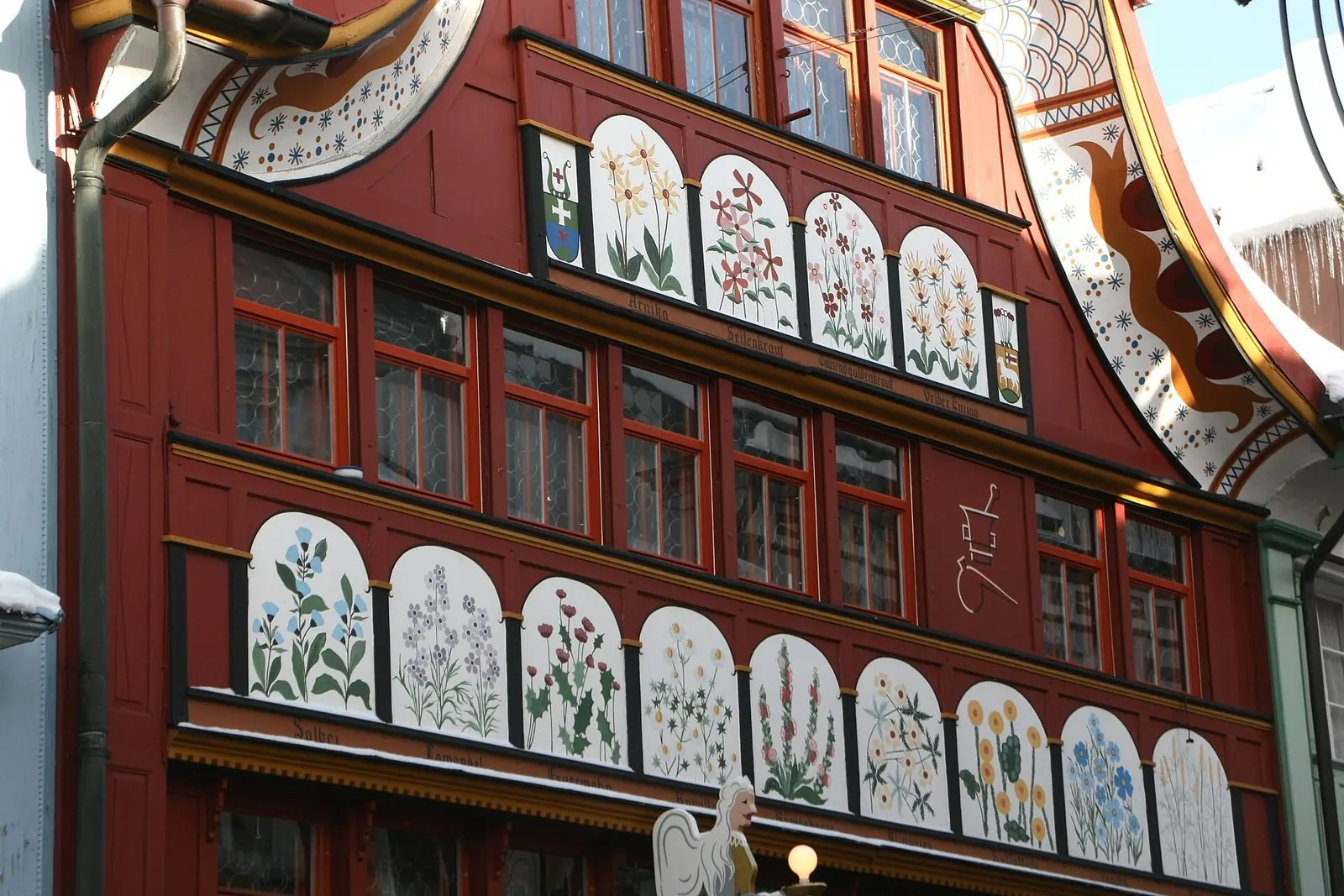 Die bemalte Fassade der Löwen-Drogerie an der Hauptgasse in Appenzell