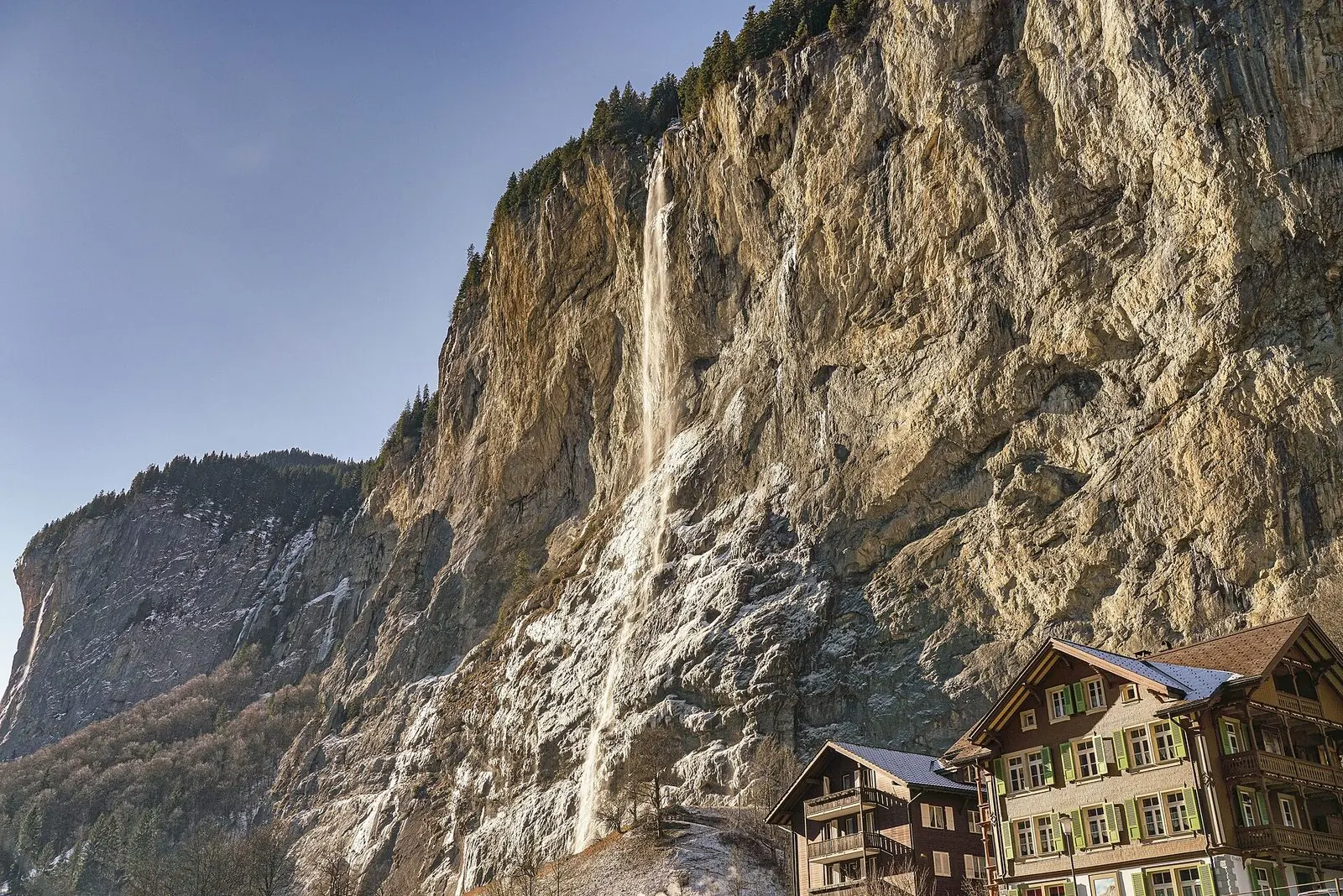 Der Staubbachfall in Lauterbrunnen im Winter