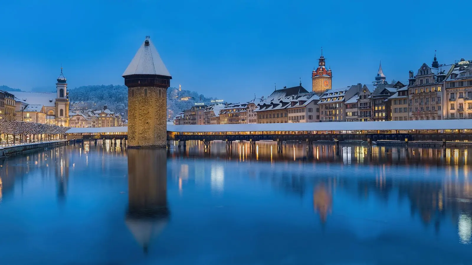 Kapellbrücke und Wasserturm in Luzern zur blauen Stunde