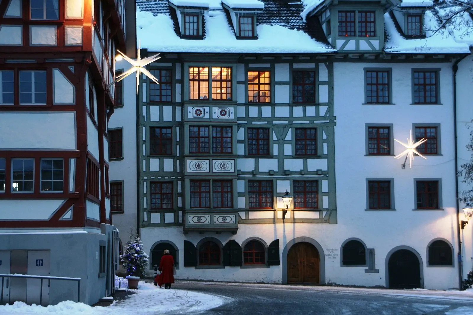 Häuser am Stiftsbezirk St. Gallen im Advent, mit leuchtenden Sternen in der Abenddämmerung
