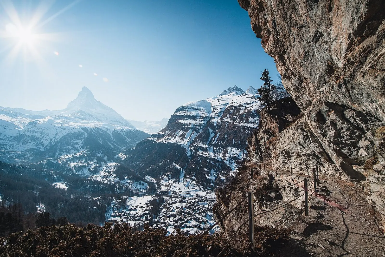 Das Matterhorn im Winter über dem Dorf Zermatt