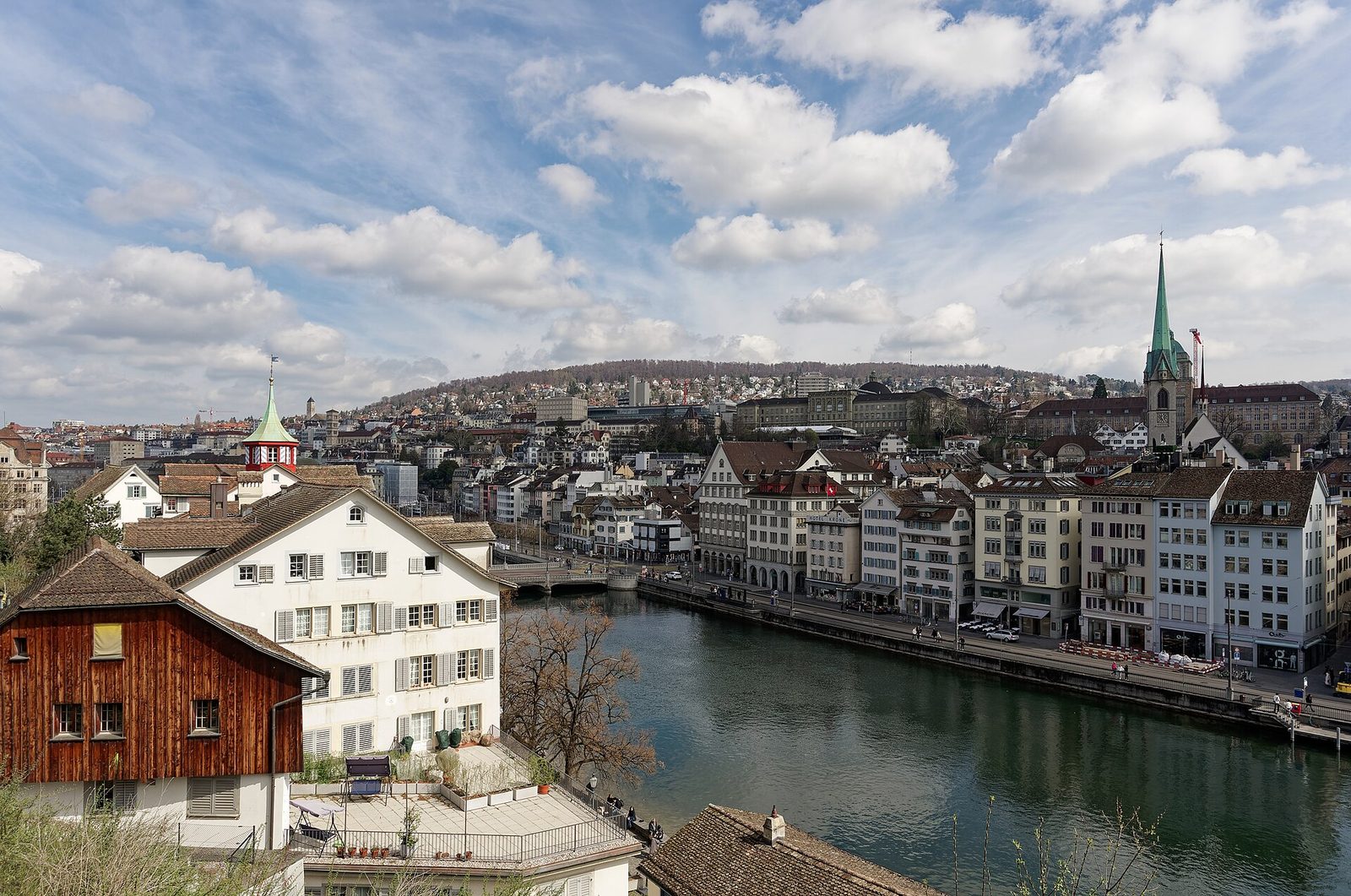 Blick vom Lindenhof auf die Limmat und die Zürcher Altstadt